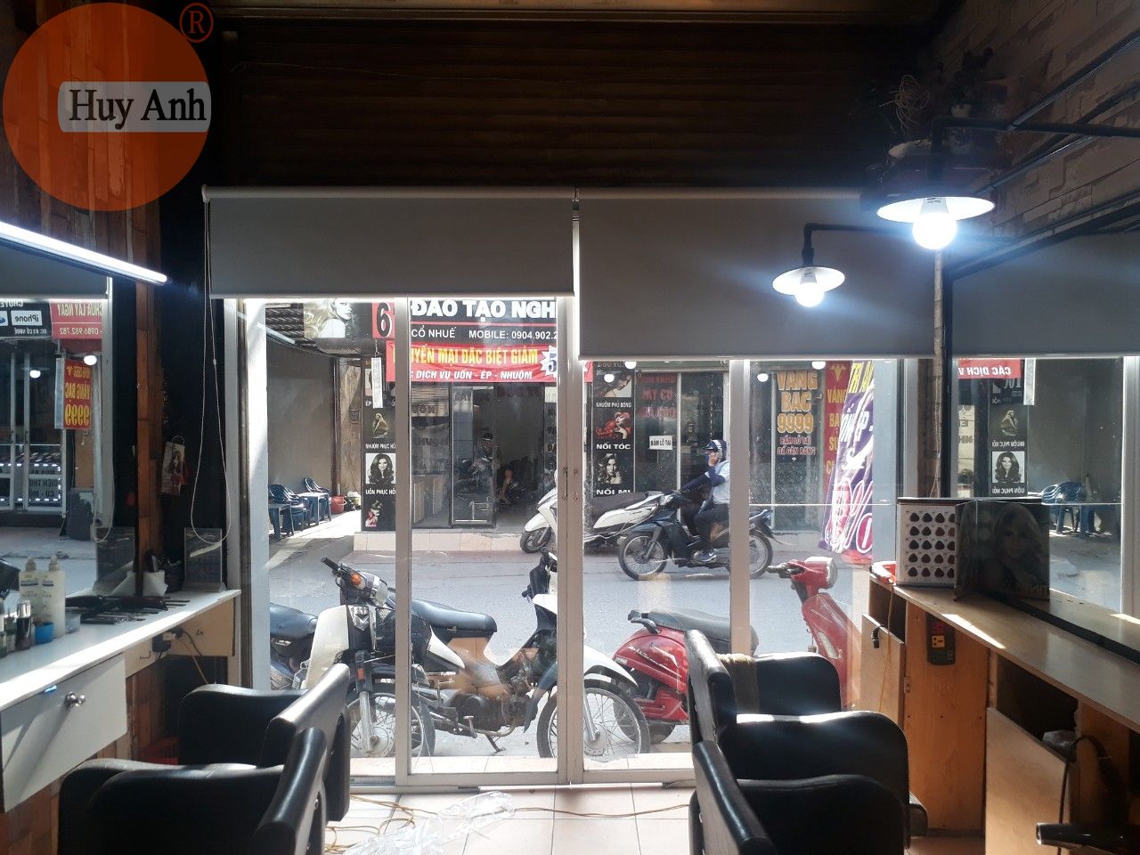 lắp rèm che cửa kính quán hiệu cắt tóc ở Vĩnh hưng Hoàng Mai